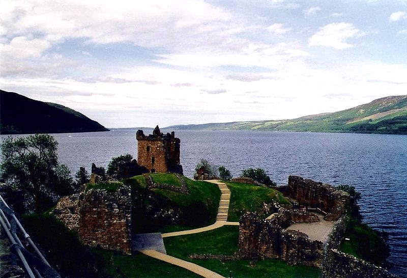 anonymous, Urquhart castle and loch ness, CC BY-SA 3.0 Via Wikimedia Commons