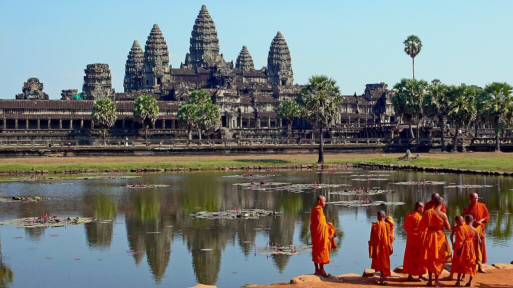 Des_moines_bouddhistes_devant_le_Wat_d'Angkor 