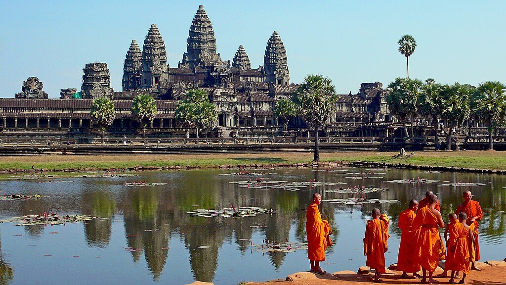 Buddhist_monks_in_front_of_the_Angkor_Wat 