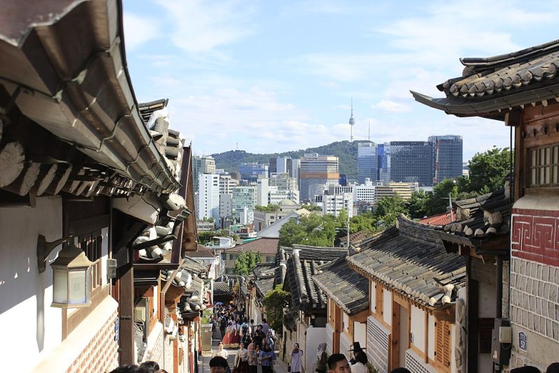 1024px-2018_Bukchon_Hanok_village