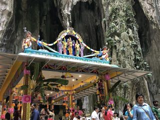 768px-Hindu_temple_inside_batu_caves